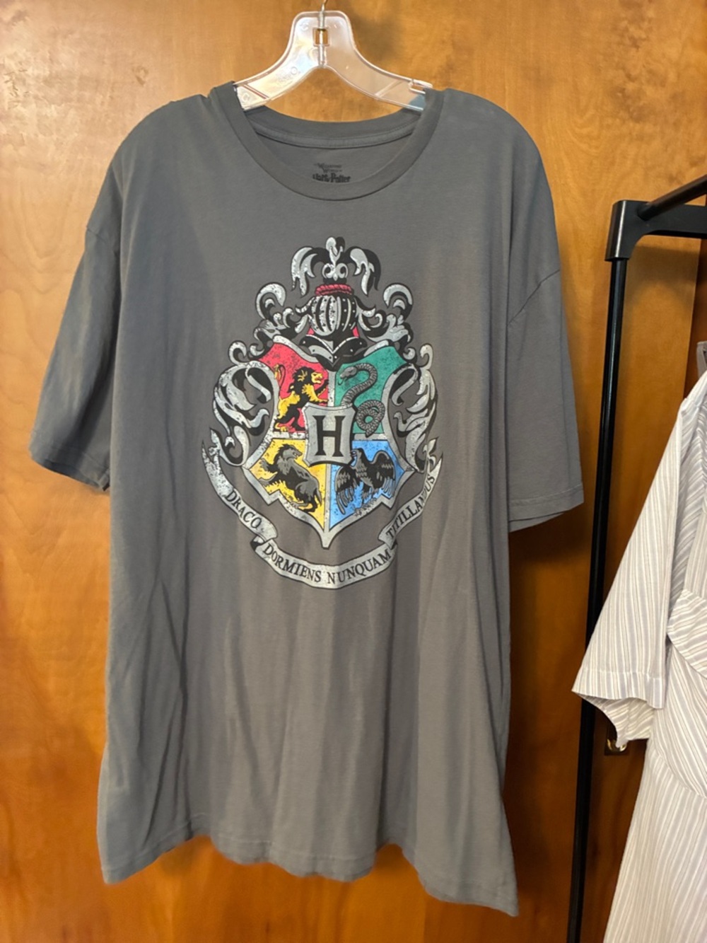 Men’s Harry Potter Hogwarts Crest Graphic Tee Gray 2XL